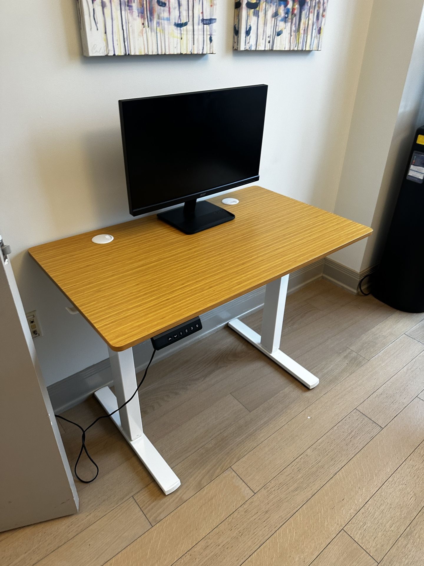 Adjustable Electric Standing Desk. 40x24in