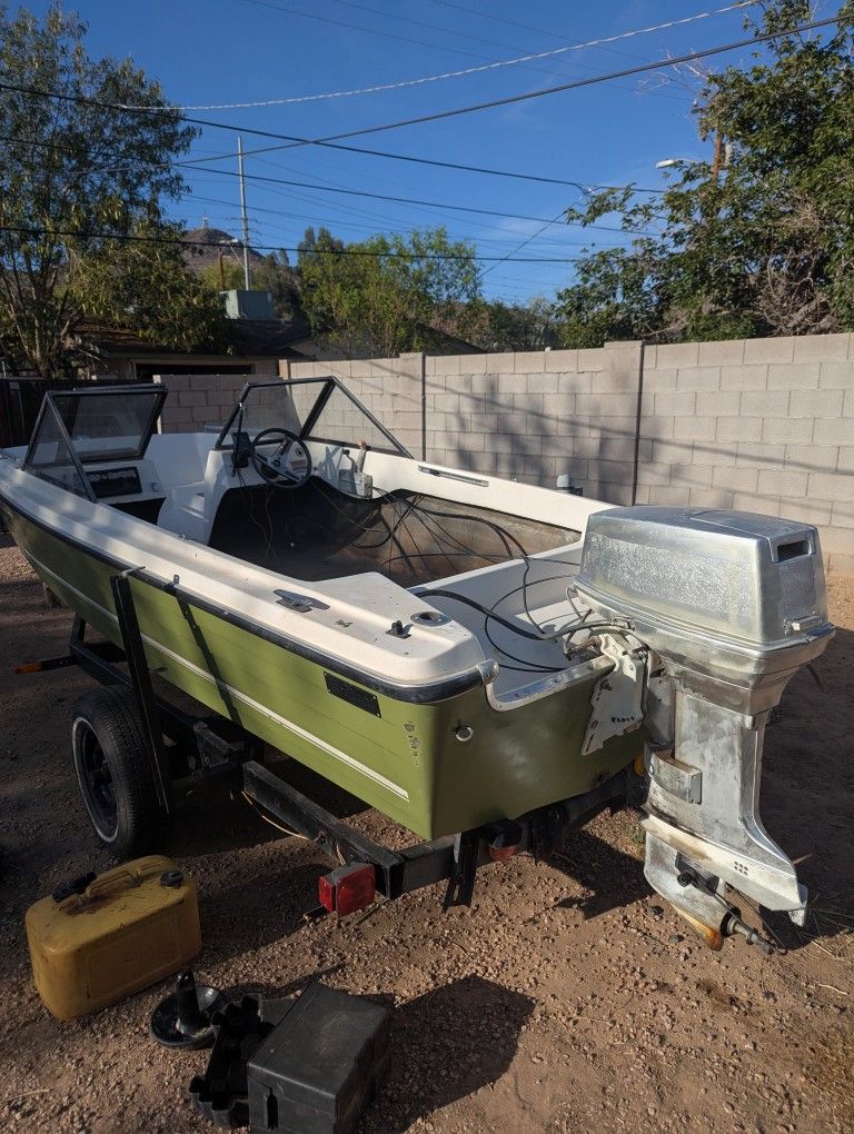 Seaswirl Tri Hull Boat