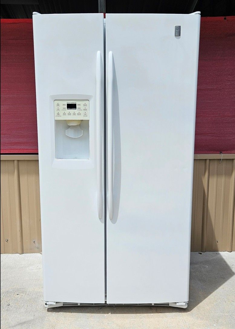 🔆🇺🇸☆GE Profile ☆🇺🇸🔆 White S-by-S Fridge in Great Condition 
