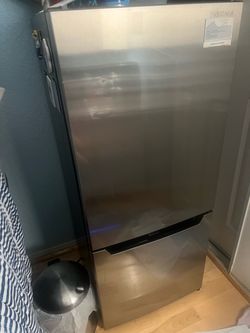 Insignia fridge with freezer