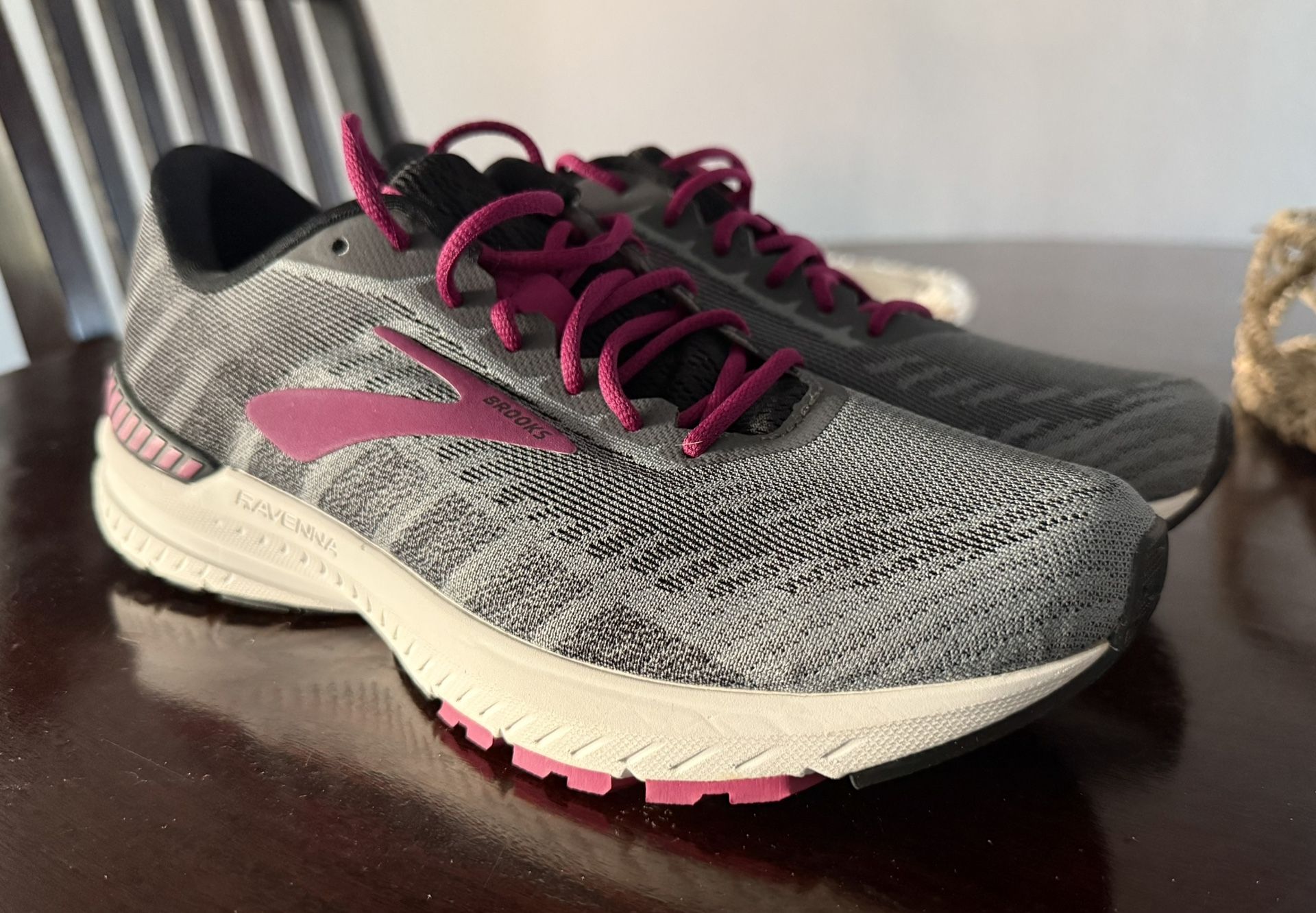 Brooks Ravenna 10 Womens Running Shoes (((Woman Size 9)))