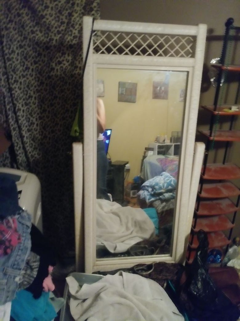 White wicker mirror in pretty good condition