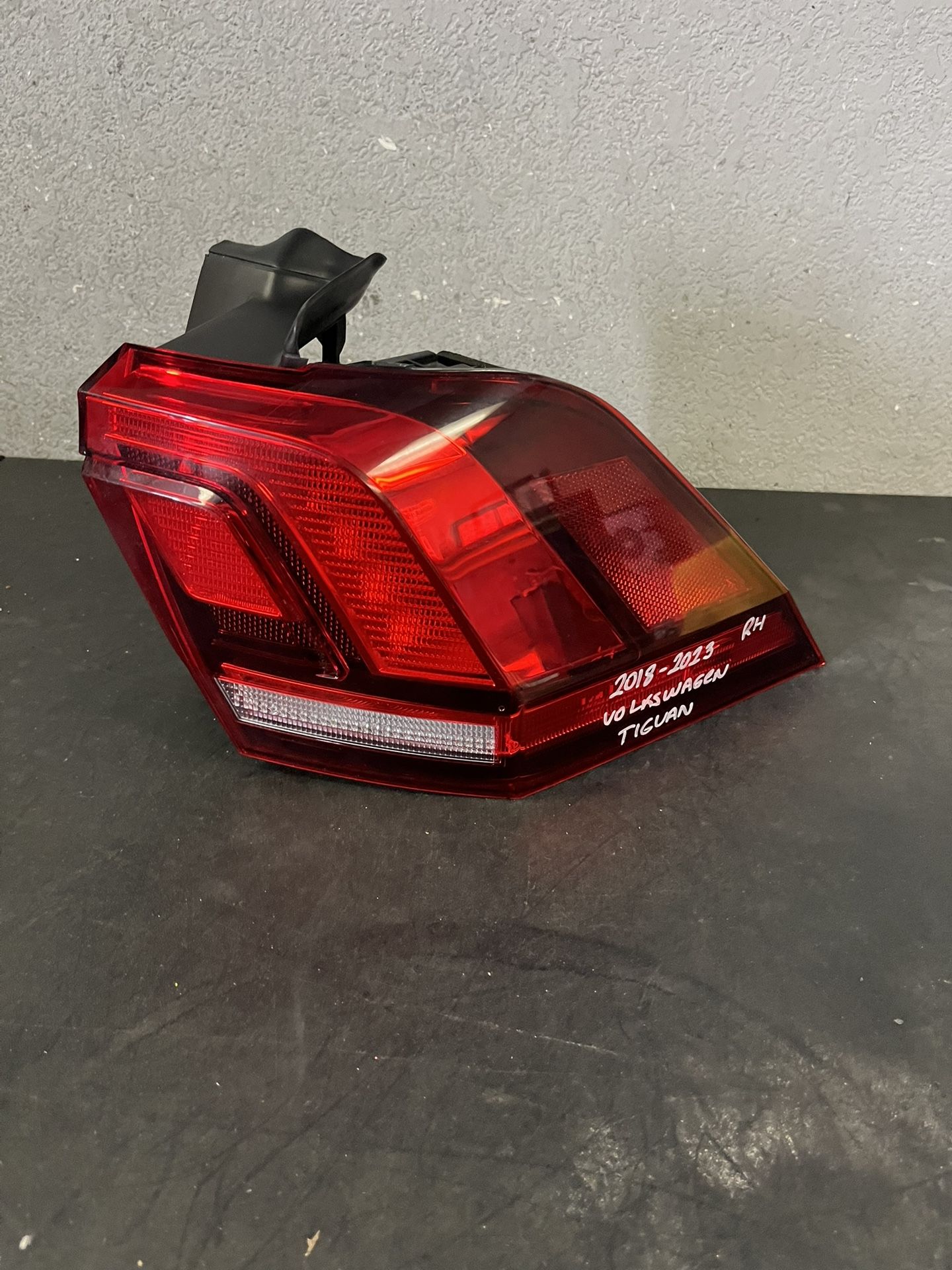 2018-2019-2020-2021-2022-2023 VOLKSWAGEN TIGUAN RIGHT TAIL LIGHT OEM USED