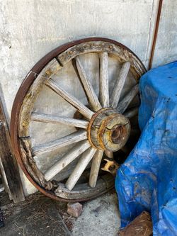Wooden wagon wheel