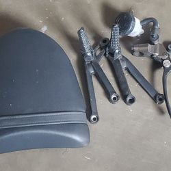 2004 Zx10r Rear Seat And Pegs, And Brake And Clutch Levers