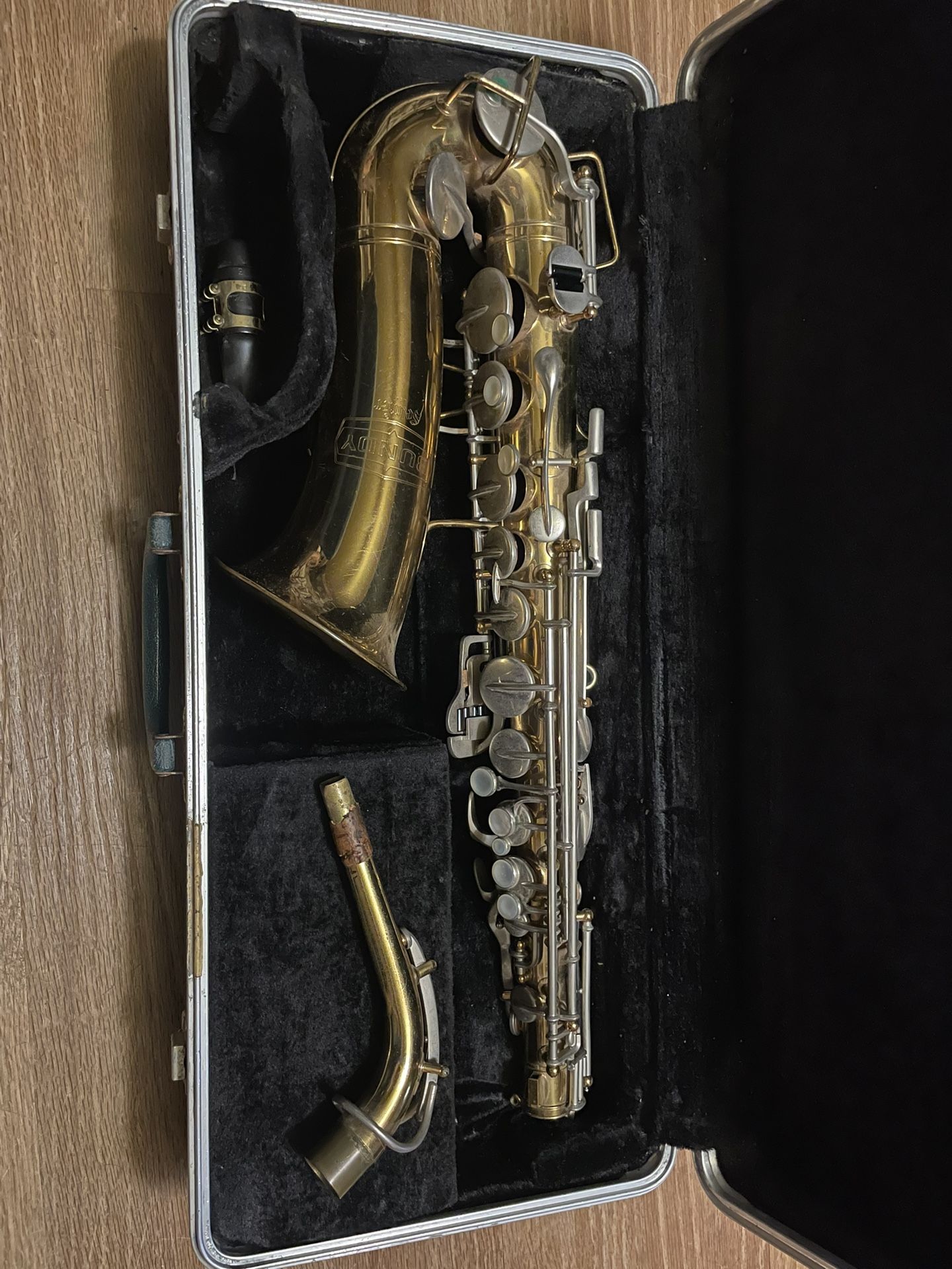 Vintage Selmer Bundy Alto Saxophone Ekhart Indiana with two mouth pieces