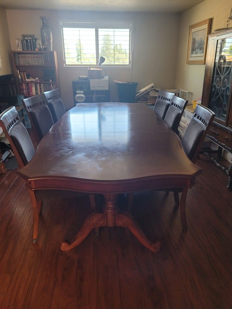 Wood Dining Table With Two Leafs & 6 Chairs EUC