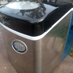 Prof series Ice maker Makes 60lbs a day