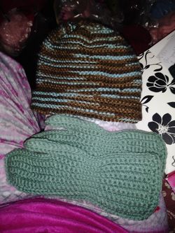 2 piecee set knitted hat and mittens