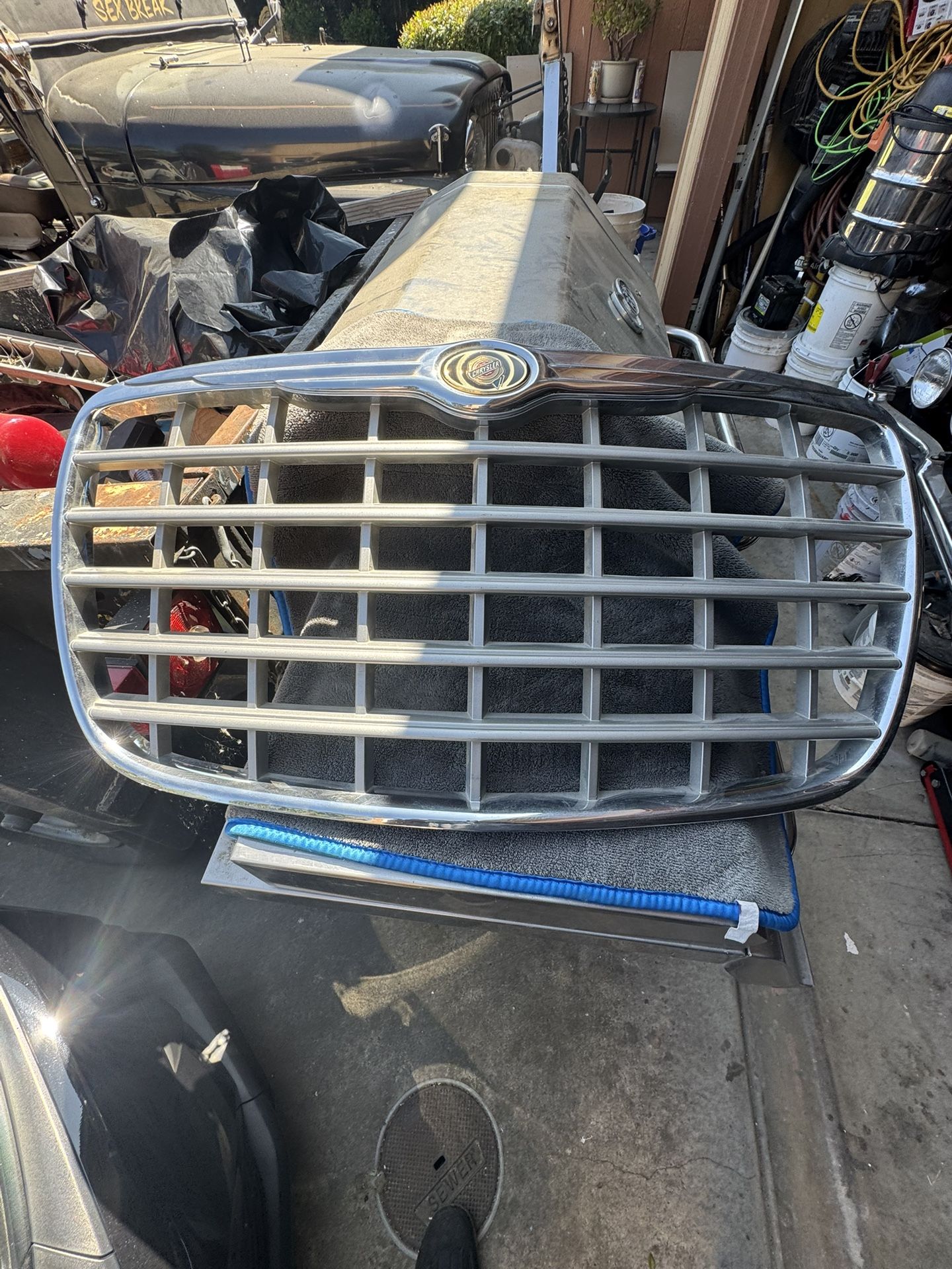 Chrysler 300 Grill 05