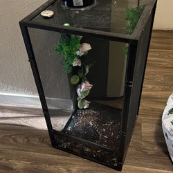 18x24 Screen Cage Used But Cheap! Comes With Two Lights