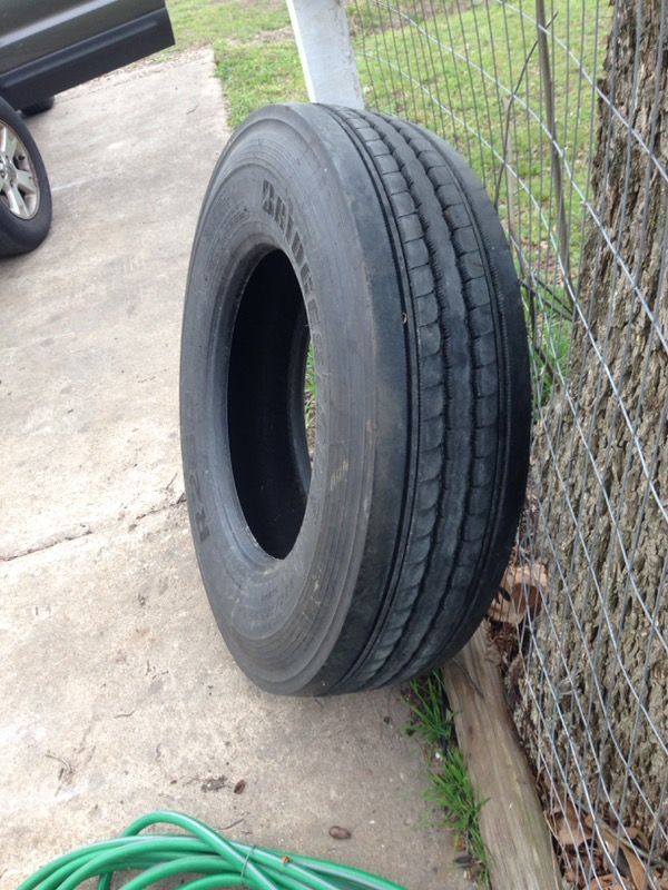 Bridgestone R260. 295/75R22.5