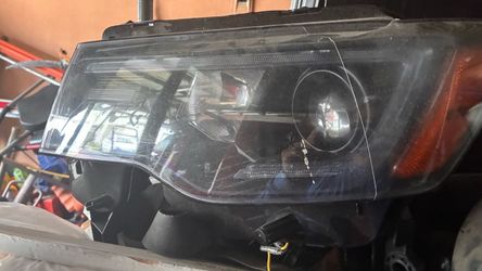 2020 jeep grand cherokee head light