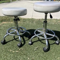 💺 White Rolling Mani / Facial Stools – 2 pcs – Used