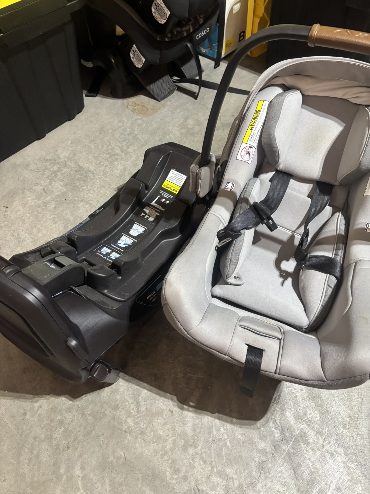 Nuna Infant / Baby Car Seat with Adjustable Base