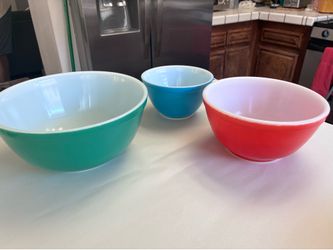 Vintage Pyrex nesting bowls