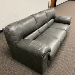 ♨️Bladen Slate Sofa
Ashley Furniture $10 Down Payment Financing And Delivery Available 