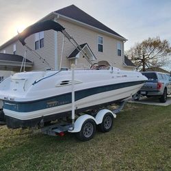 1998 Chaparral Sunesta 232 Deck Boat