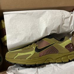 NIKE ZOOM VOMERO 5 - size 11.5 