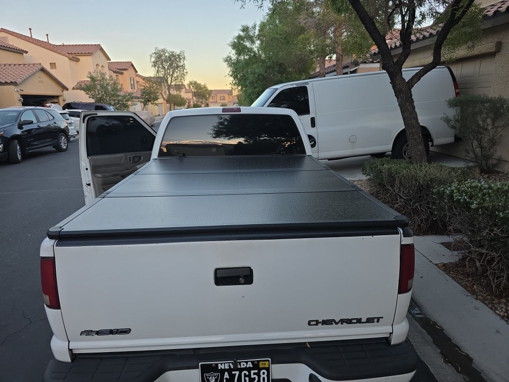 
FRP Hard Tri-Fold Truck Bed Tonneau Cover 