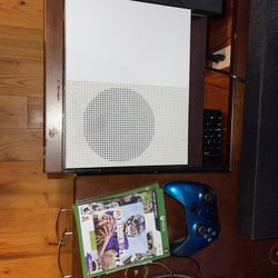 Xbox One S 1tb With 2 Games 