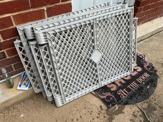 Six pieces of strong plastic gates, in good condition
