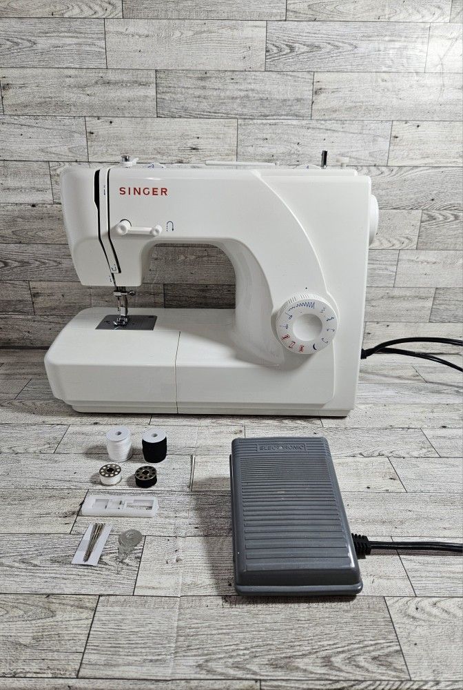 Singer Sewing Machine Electronic Power Control Model 1507 W/ Pedal