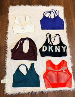 Se vende ropa deportiva de mujer talla S y M usada en buenas condiciones son 13 piezas en total a todo lo que está en la foto y se vende todo junto pi
