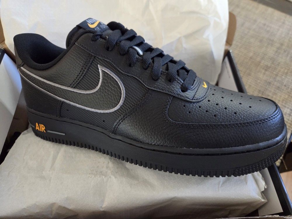 🔥NIKE AIR FORCE 1'S  "BLACK LASER ORANGE" SIZES 10.5 NEW W/BOX, 💲100 TAKES THEM🔥