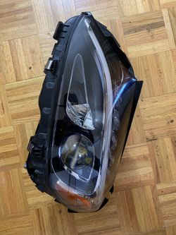 MERCEDES (2015-2019) Headlight Assembly (Dynamic LED) In working condition got a few thing broken pieces check the photos