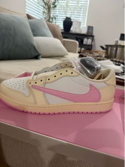 Travis Scott AJ 1’s “Shy Pink” size 11
