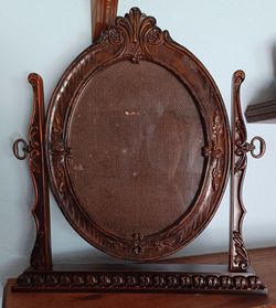 #1573, Victorian Oval Swivel Frame.