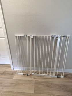 InnoTruth 27-36.6" expandable X 28" height X 2.16" gap  baby and pet gate, White