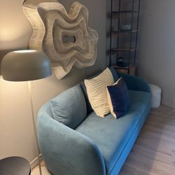 Beautiful Couch, Great Quality! 