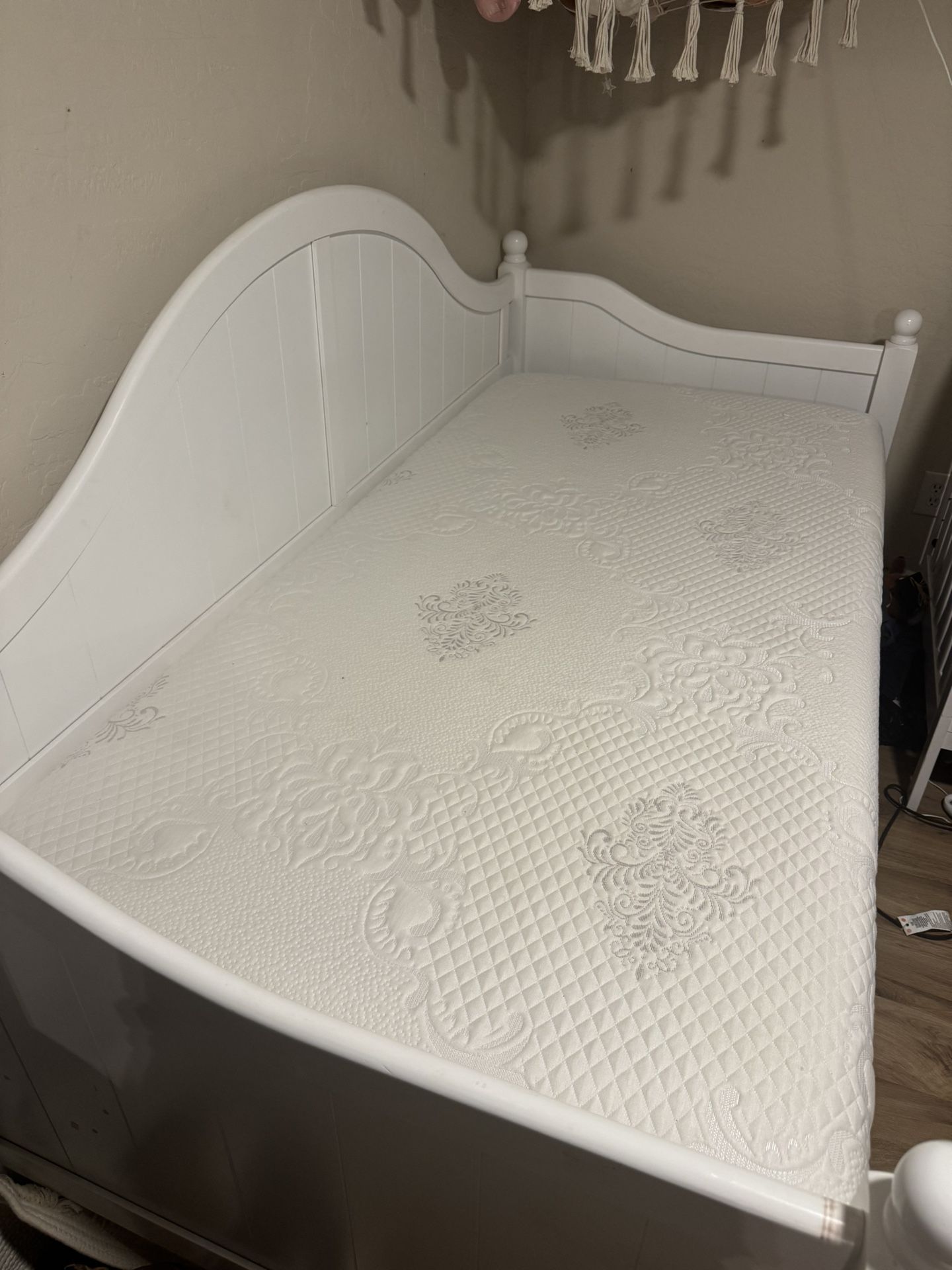 Day Bed With Twin Mattress