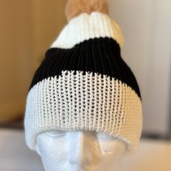 Gorros Para El Frío Echo A Mano, Color Blanco Con Negro..