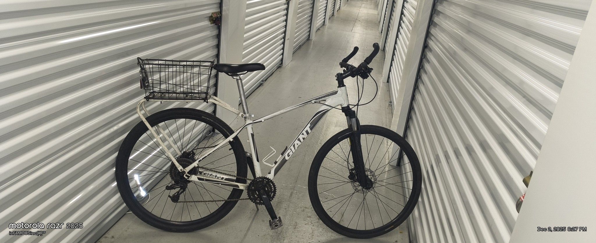 White Giant mountain bike with 700c tires