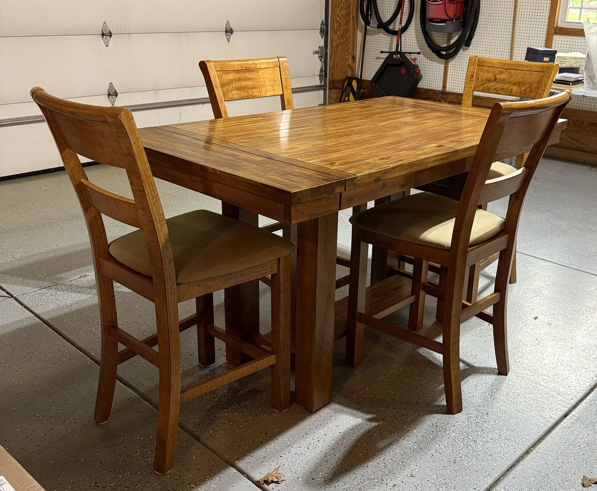 Rustic, farmhouse-style dining table & 5 upholstered chairs
