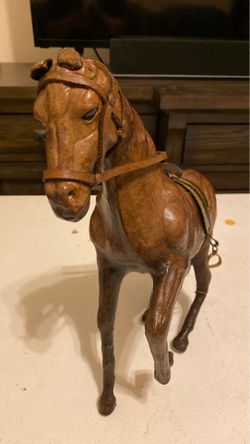 Handsome looking horse figurine!!