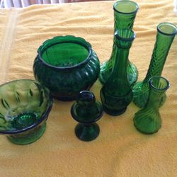 Green glass lot. (Collectible)