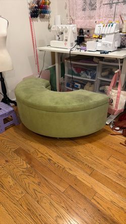 Storage bench / ottoman with wheels
