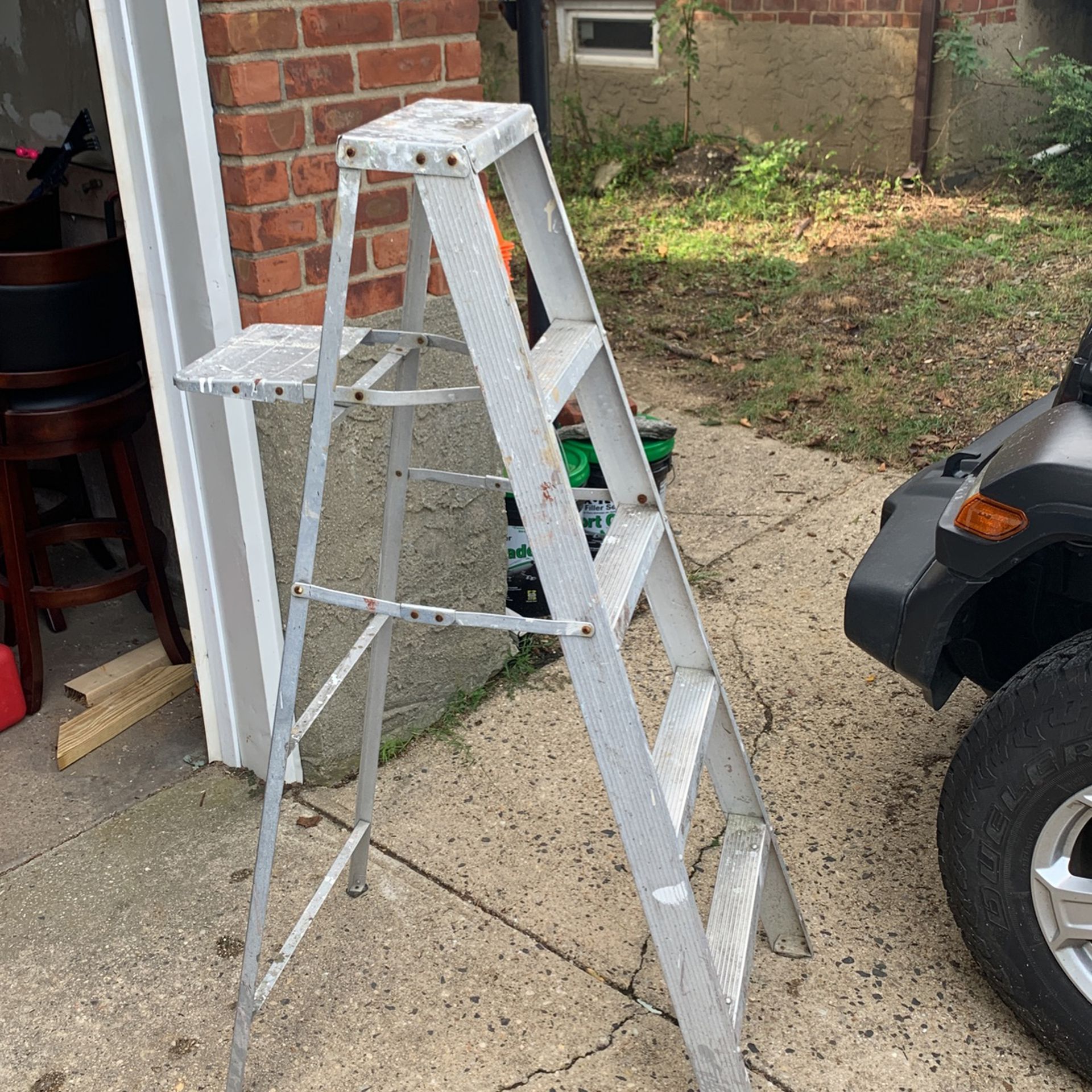 5 Foot Aluminum Ladder 