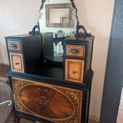 BEAUTIFUL ANTIQUE DRESSER 