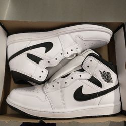 New Air Jordan 1 Mid Men Size 9 