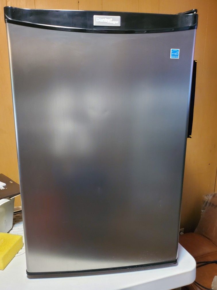 Mini Refrigerator, "Dandy"