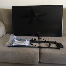 40 Inch Hisense Smart T V With Wall Mount And Remote 