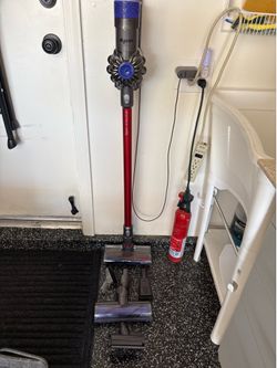 Super clean  Dyson V 10 absolute with attachments