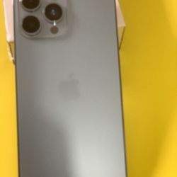 Dual SIM dual standby iPhone 13promax 128GB white unlocked refurbished, new battery, new screen, no other repairs. Functions intact. Almost the same a