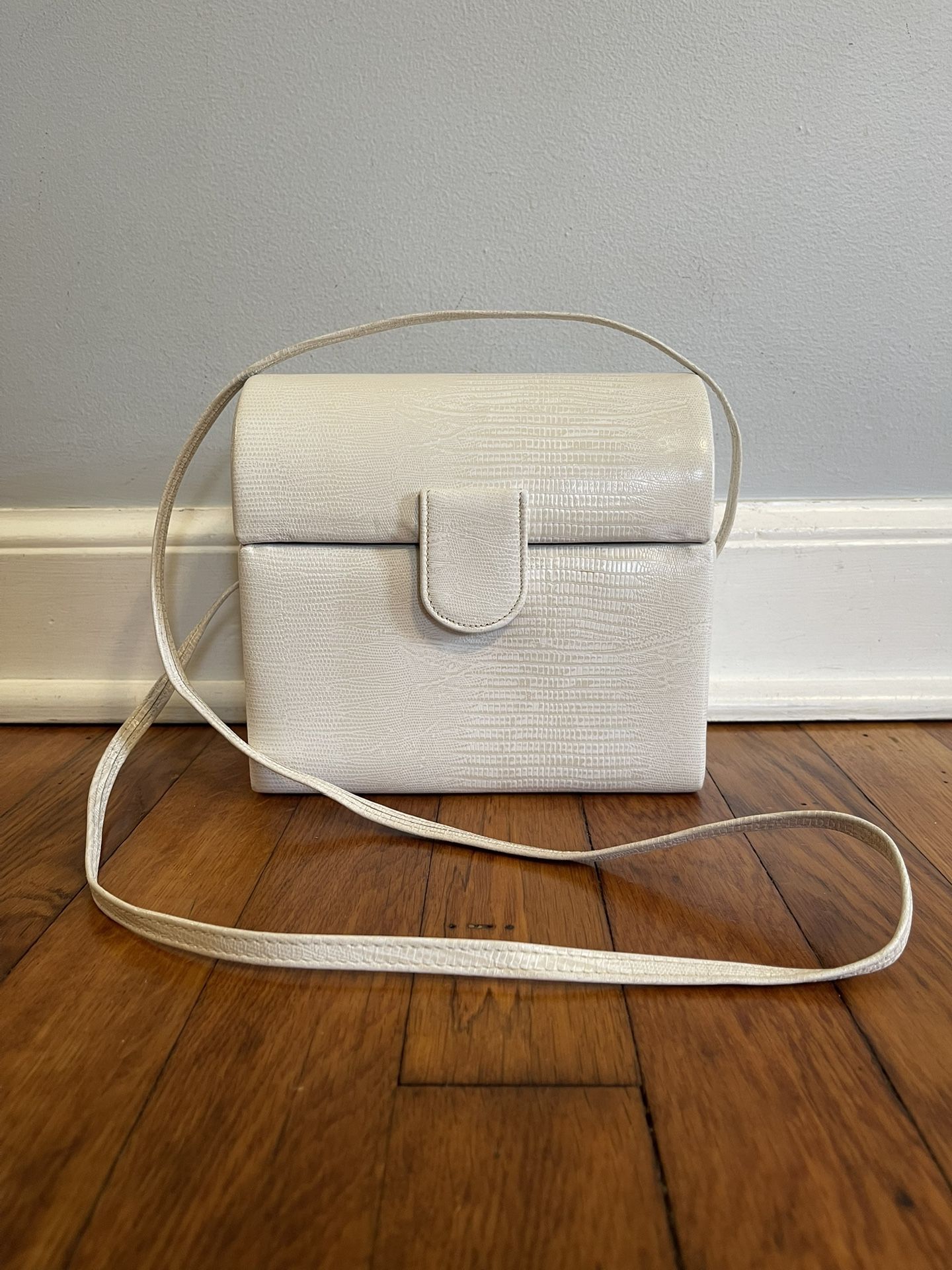 Beautiful Vintage Etra Leather Crossbody