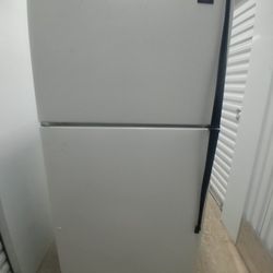 USED "ROPER" OVER UNDER REFRIGERATOR  / FREEZER, IN GOOD CONDITION, VERY CLEAN BUT MOST IMPORTATLY RUNS STRONG, COMES WITH 30 DAY GUARANTEE, GREAT BUY
